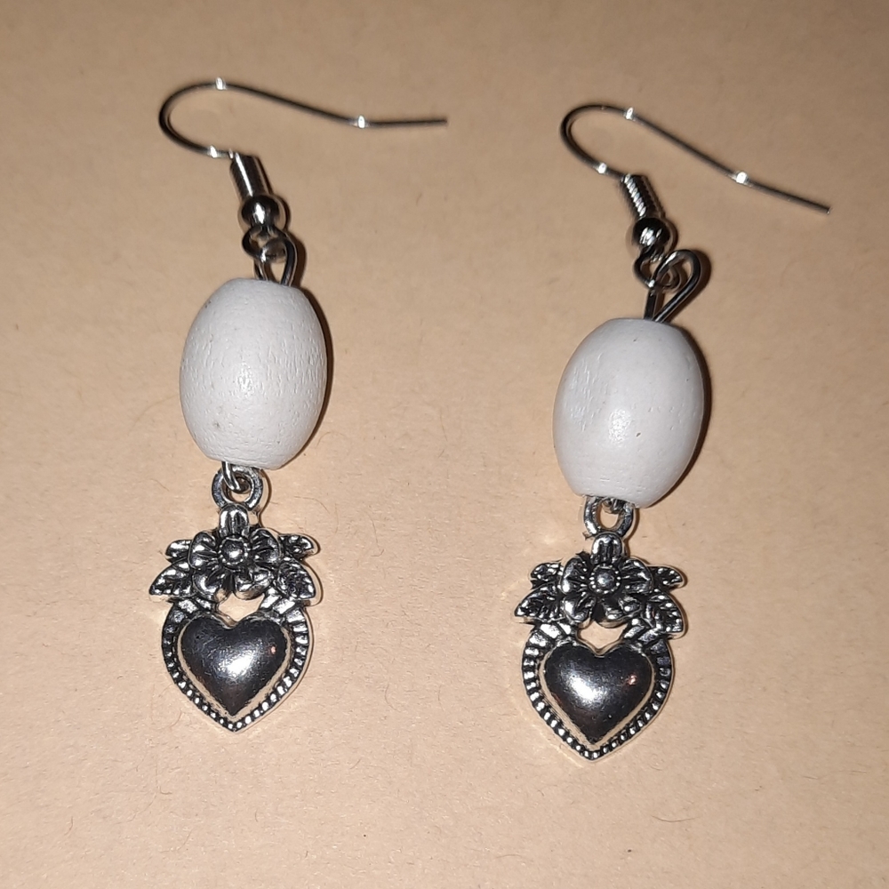 3/25$ NEW bead white and floral heart earrings in silvertone handmade